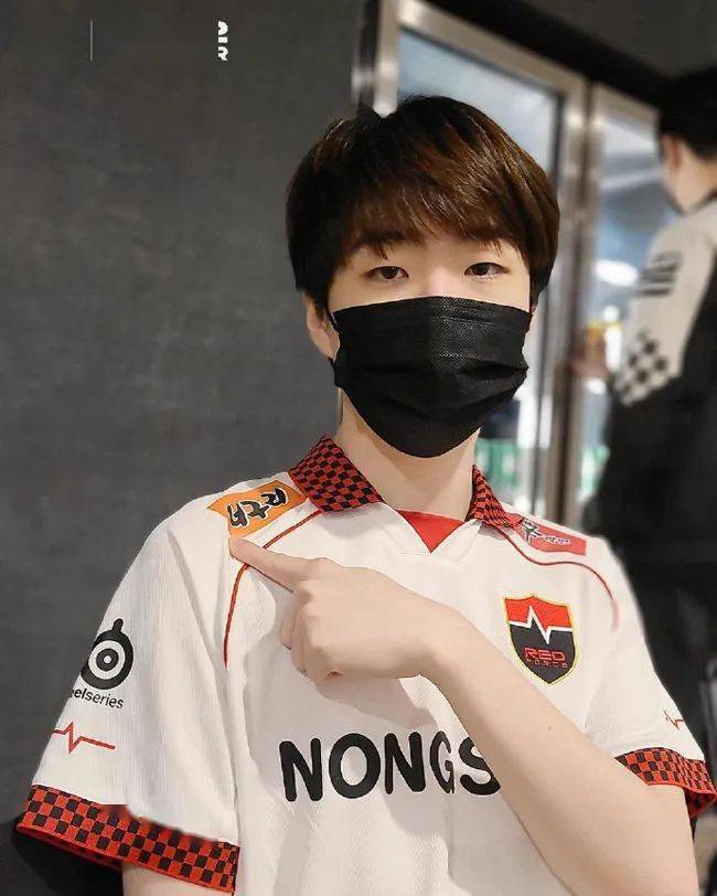 BRO险胜GEN，Peanut完成史诗逆转峡谷大战2025世界赛，成为赛场最大亮点的简单介绍