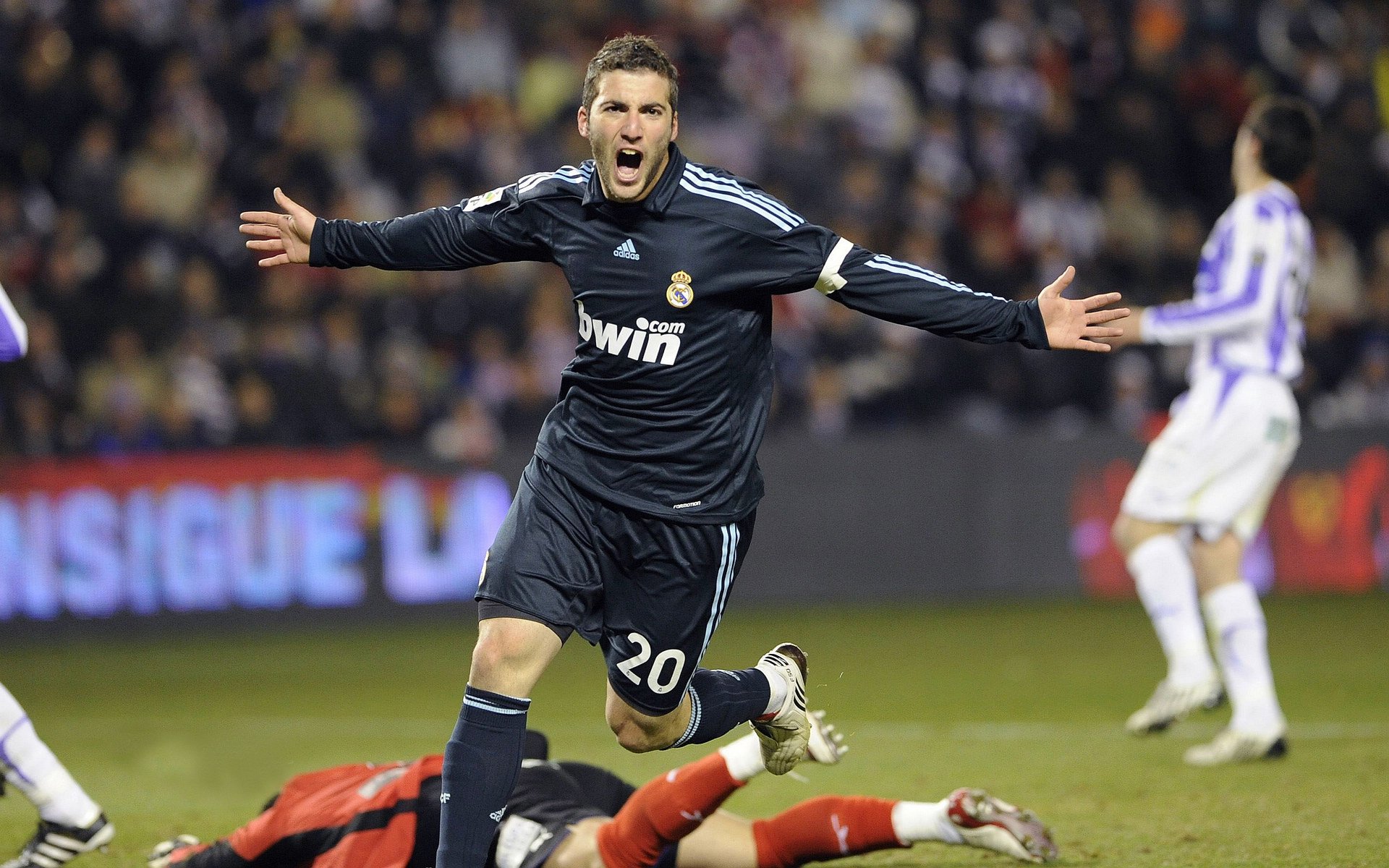 当法老遇上众神,卡马文加统治全场,埃及与希腊的现代绿茵史诗