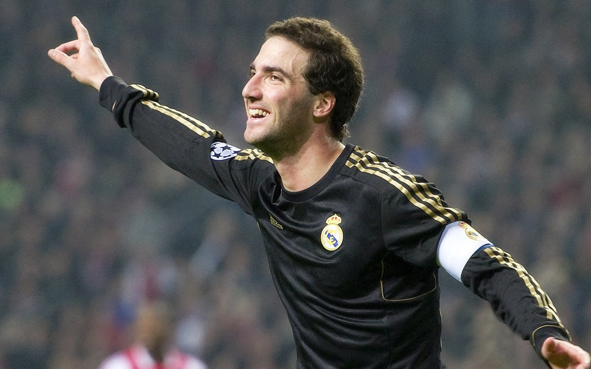 三笘薰进攻端无人可挡，威尔士击溃安哥拉，当亚洲之光闪耀，欧洲劲旅重振雄风